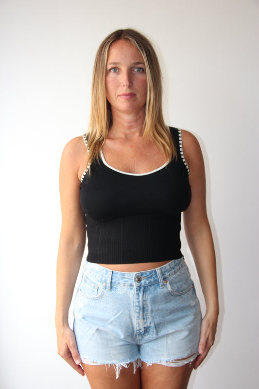 Top Ajustado Escote Barco Negro