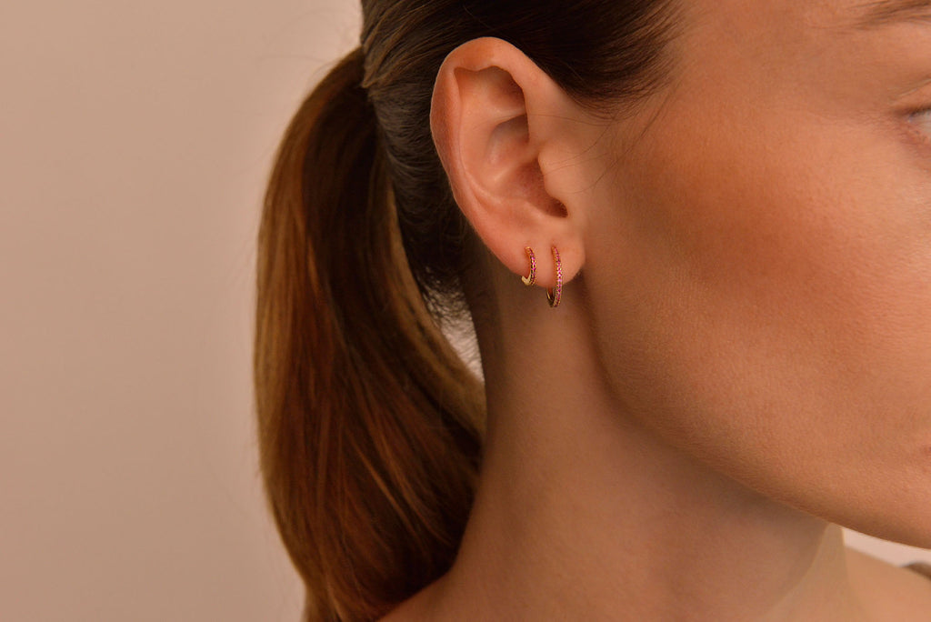 PENDIENTES PLATA CHAPADO DORADO ARO CIRCONITAS RUBI (1CM/M)